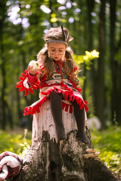 Schönes kleines Mädchen, das über die Natur der Indianer spielt — Stockfoto