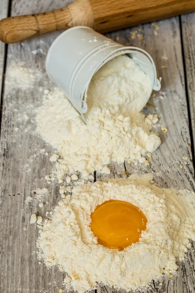 Cozinhar espaguete em um fundo de madeira ovos de leite — Fotografia de Stock