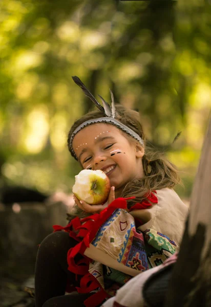 Schönes kleines Mädchen, das über die Natur der Indianer spielt — Stockfoto