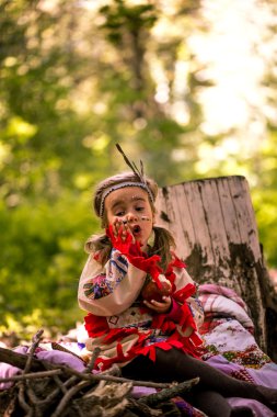 Kızılderililer niteliğine oynayan güzel küçük kız