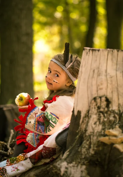 Schönes kleines Mädchen, das über die Natur der Indianer spielt — Stockfoto