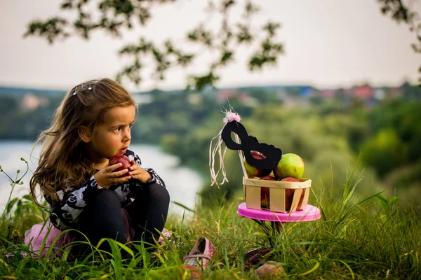 Kleines Mädchen, das tagsüber auf dem Rasen spielt — Stockfoto