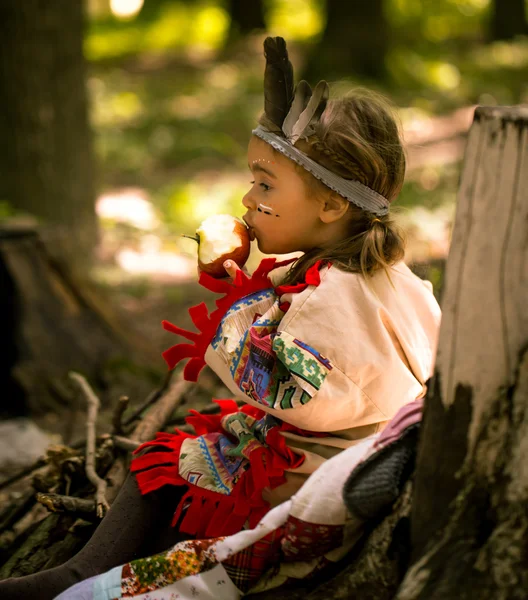 Linda menina brincando na natureza dos índios — Fotografia de Stock