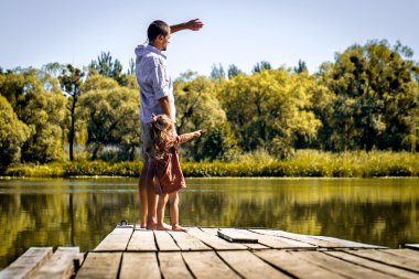 Baba ile kızı omuz üzerine