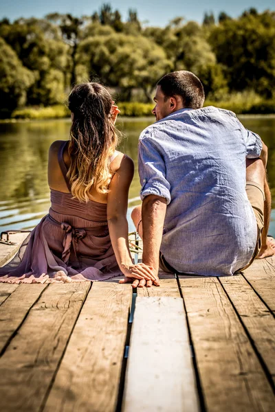 Hermosa pareja joven en el muelle cerca del río —  Fotos de Stock