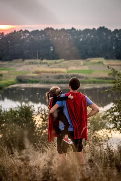 Niña con papá vestido en super héroes, feliz familia amorosa — Foto de Stock