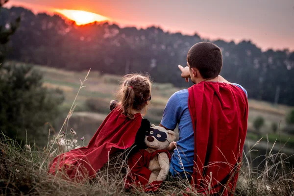 Niña con papá vestido en super héroes, feliz familia amorosa — Foto de Stock
