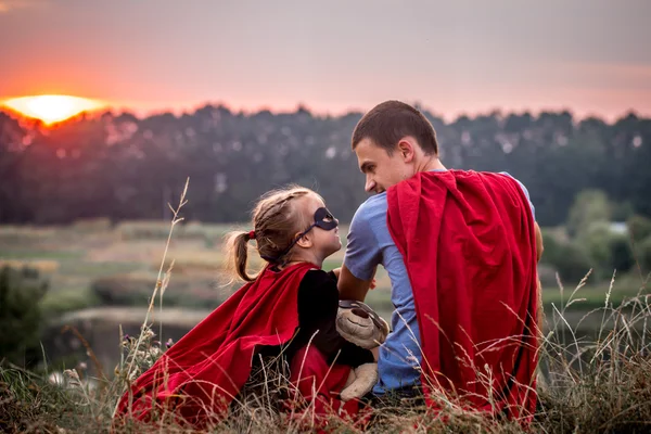 Niña con papá vestido en super héroes, feliz familia amorosa —  Fotos de Stock