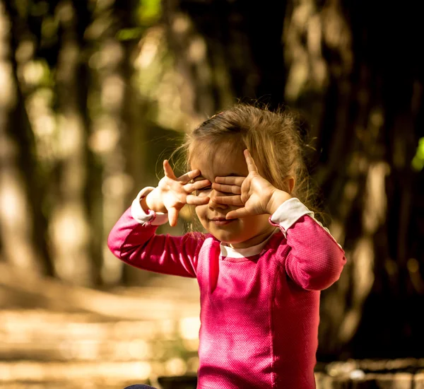 Красивая маленькая девочка в лесу, эмоции ребенка — стоковое фото