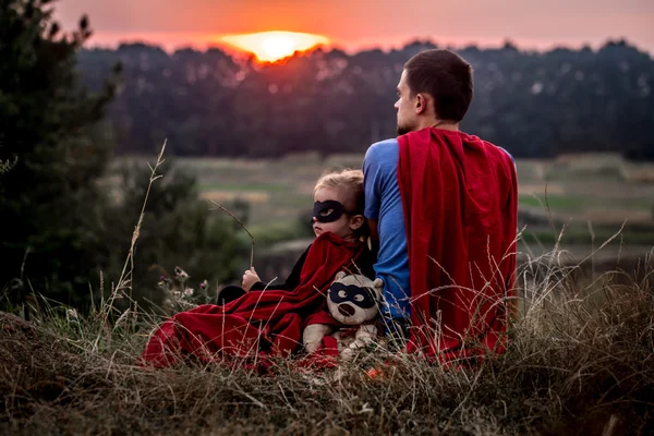 Niña con papá vestido en super héroes, feliz familia amorosa — Foto de Stock