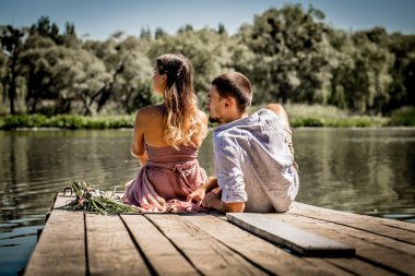 iskeleye Nehri yakınında güzel genç Çift