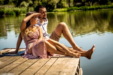 iskeleye Nehri yakınında güzel genç Çift