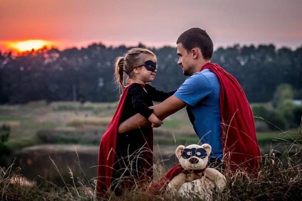 Niña con papá vestido en super héroes, feliz familia amorosa —  Fotos de Stock
