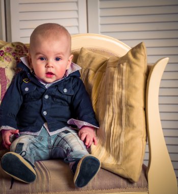 küçük yakışıklı çocuk kanepe