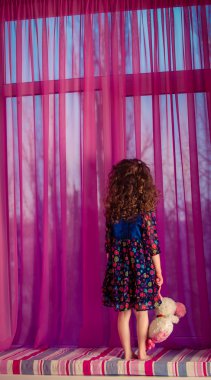 küçük kız bebek pembe odası penceresinde yakınındaki oynuyor