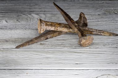 Ahşap arka planda paslı çiviler