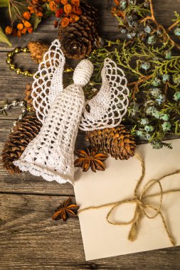 Bir Noel zarf ile beyaz tığ işi melek