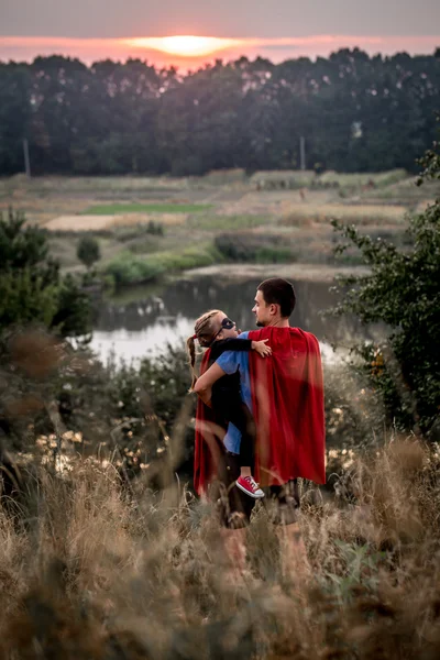 Niña con papá vestido en super héroes, feliz familia amorosa — Foto de Stock