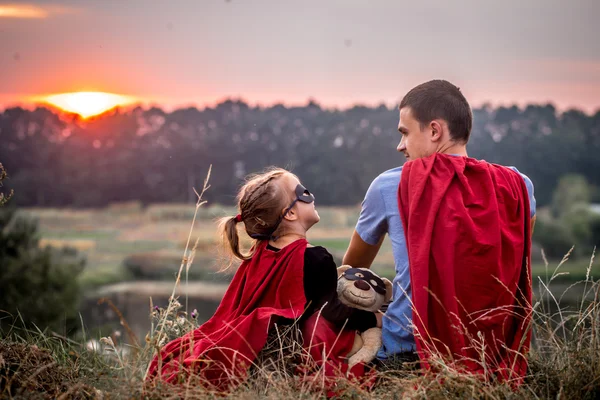 Niña con papá vestido en super héroes, feliz familia amorosa —  Fotos de Stock