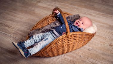 küçük güzel çocuk sepet