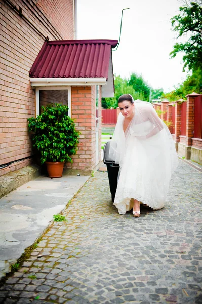 Schöne Mädchen in einem Hochzeitskleid Müllabfuhr — Stockfoto
