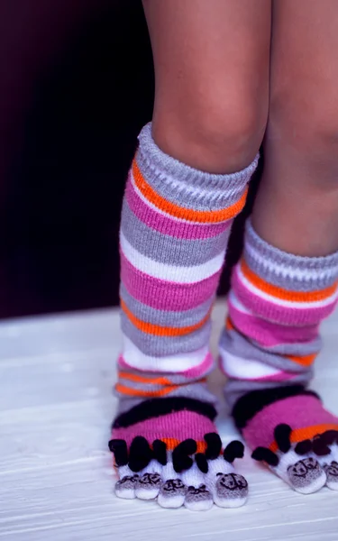 Детские ножки в теплых, длинных разноцветных носках с пальцами ног — стоковое фото