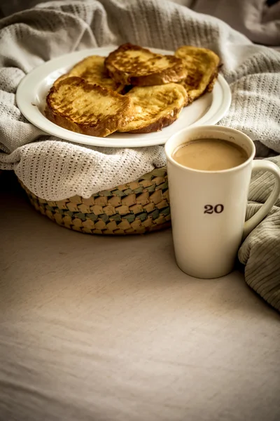 Delicioso desayuno en la cama con una gran espada de café — Foto de Stock