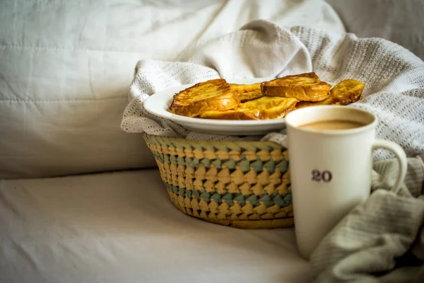 Delicioso café da manhã na cama com um grande café espada — Fotografia de Stock