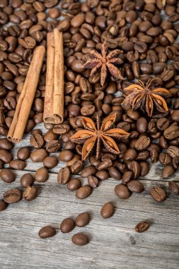Kahve, tarçın ve Damian ahşap arka plan üzerinde