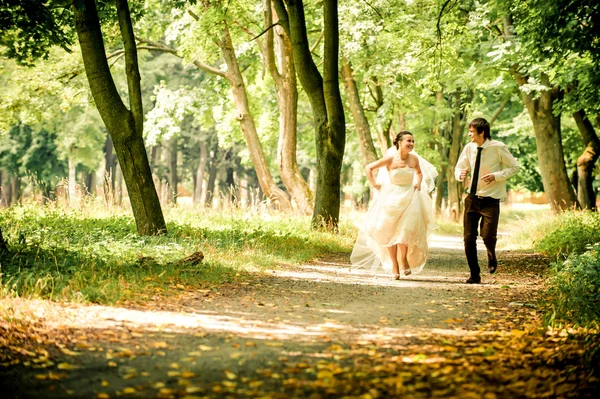 Mariés heureux sur une promenade dans la belle forêt — Photo