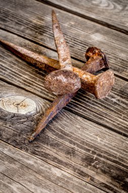 güzel bir ahşap zemin, paslı üzerine çok eski büyük çivi