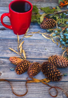 tomurcuklu bir ağaç ortaya konulan ahşap arka plan üzerinde daire şeklinde
