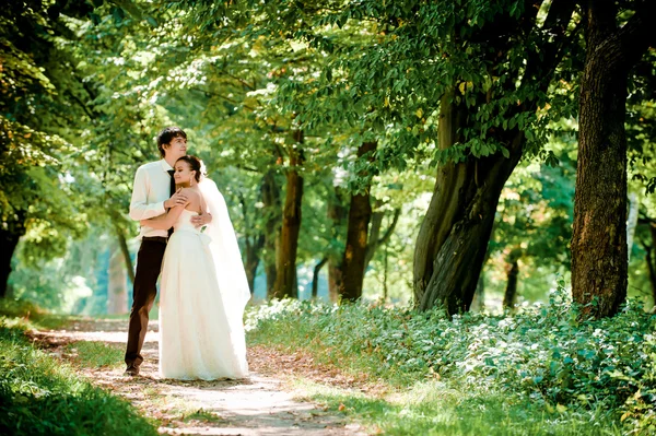 Mariés heureux sur une promenade dans la belle forêt — Photo