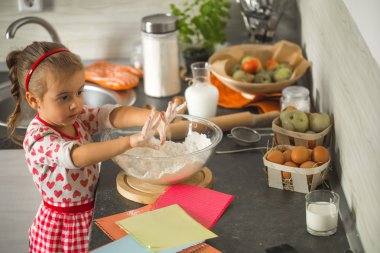güzel küçük kız mutfak doğum