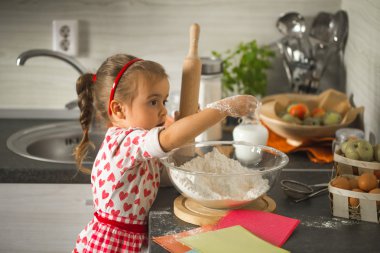 güzel küçük kız mutfak doğum