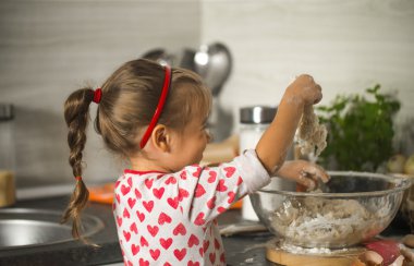 güzel küçük kız mutfak doğum