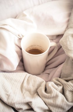 bir büyük kılıç kahvesiyle yatakta lezzetli Breakfast