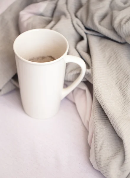 Delicioso café da manhã na cama com um grande café espada — Fotografia de Stock