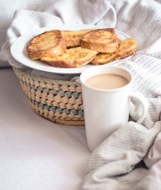 bir büyük kılıç kahvesiyle yatakta lezzetli Breakfast
