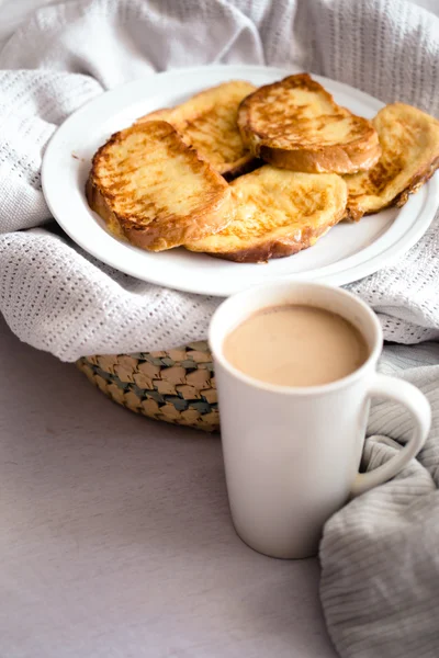 大剣コーヒーとベッドでの朝食 — ストック写真