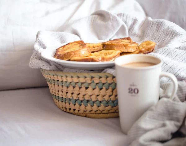 Delicioso café da manhã na cama com um grande café espada — Fotografia de Stock