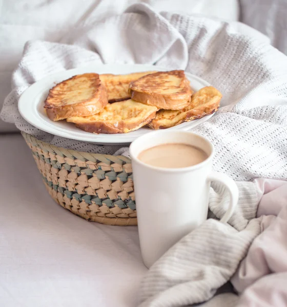 大剣コーヒーとベッドでの朝食 — ストック写真