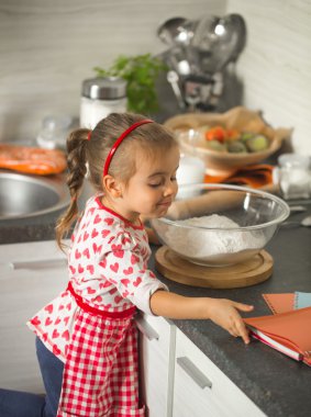 güzel küçük kız mutfak doğum