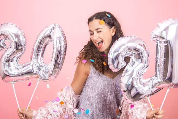 Krásná Brunetka Strana Dívka Kudrnaté Vlasy Slavnostní Oblečení Pózovat Růžové — Stock fotografie