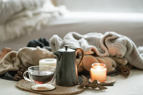 Glas Tasse Tee Teekanne Auf Verschwommenem Hintergrund Der Wohnkultur Details — Stockfoto