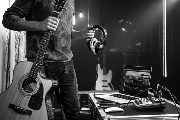 Una Guitarra Acústica Auriculares Profesionales Manos Hombre Estudio Grabación Sobre — Foto de Stock