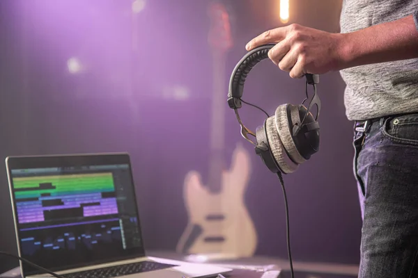 Studio Audio Koptelefoon Voor Het Opnemen Van Geluid Mannelijke Handen — Stockfoto