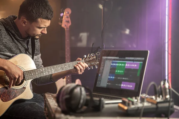 Músico Profissional Gravando Estúdio Guitarrista Sentado Frente Monitor Laptop Estúdio — Fotografia de Stock