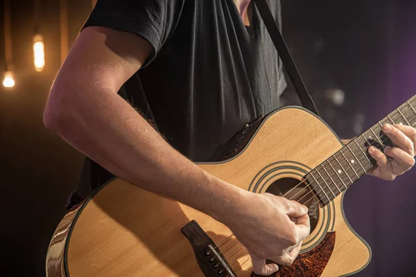 연주자는 콘서트에서 어쿠스틱 기타를 연주하고 있습니다 — 스톡 사진
