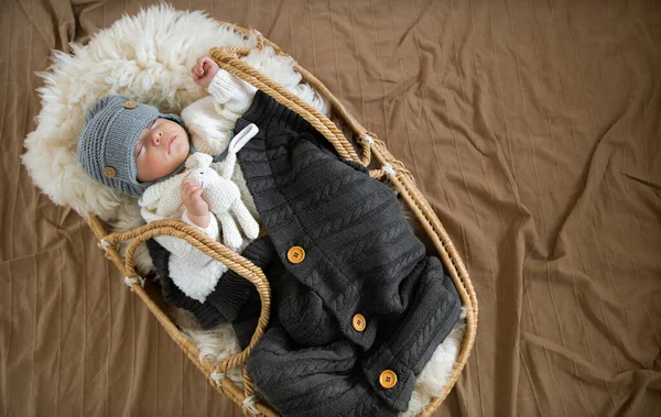Baby Sleeps Sweetly Wicker Cradle Warm Knitted Hat Warm Blanket — Stock Photo, Image